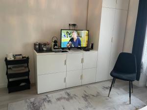 EXECUTIVE SINGLE ROOM WITH EN-SUITE in GUEST HOUSE CITY CENTRE電視和／或娛樂中心