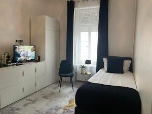 Postel nebo postele na pokoji v ubytování EXECUTIVE SINGLE ROOM WITH EN-SUITE in GUEST HOUSE CITY CENTRE