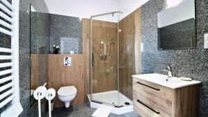 Bilik mandi di LC pokoje & apartamenty B52 +35 gambar