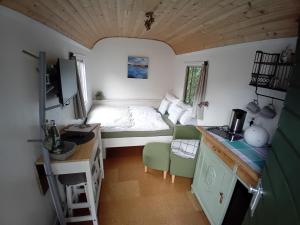 布莱克德Tiny House Landei的一个小房间,在一个小房子里,有床