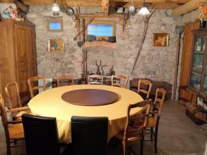 a dining room with a table and chairs at Appart Talloires proche plages et commerces avec salle de jeux in Talloires +9 photos