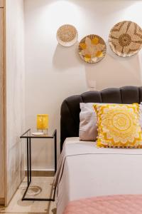 una camera da letto con un letto e un comodino di Sweet greek memories C ad Atene