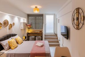 Camera con letto, TV e scale di Sweet greek memories C ad Atene