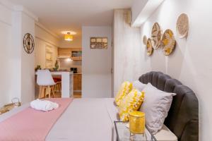 un soggiorno con un letto e una cucina di Sweet greek memories C ad Atene Altre 14 foto