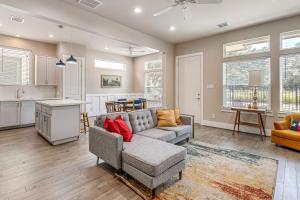 Φωτογραφία από το άλμπουμ του 2 Mi to Dtown Convenient Houston Home! στο Χιούστον