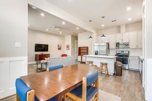 Køkken eller tekøkken på 2 Mi to Dtown Convenient Houston Home!