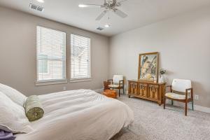 En eller flere senge i et værelse på 2 Mi to Dtown Convenient Houston Home!