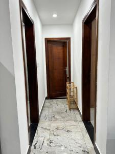 een lege hal met twee deuren en een tegelvloer bij Masaki-2Bedroom-G03 in Dar es Salaam