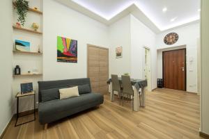 un soggiorno con un divano e un tavolo di Portanova14 - Historic Center Apartment a Napoli