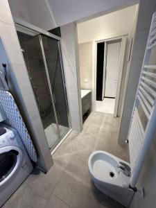 a bathroom with a sink and a shower and a toilet at Ripalta House in San Donato Milanese +32 photos