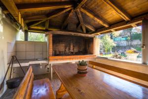 een kamer met een houten tafel en een open haard bij Apartment near Opatija in Kastav