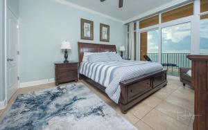 Un dormitorio con una cama grande y un balcón. en Phoenix Gulf Shores 1602-1 condo, en Gulf Shores