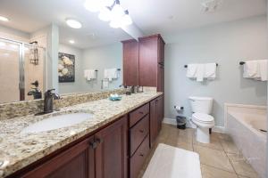 Un baño con lavabo, inodoro y bañera. en Phoenix Gulf Shores 1602-1 condo, en Gulf Shores