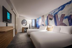 Ein Bett oder Betten in einem Zimmer der Unterkunft The LINQ Hotel and Casino