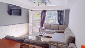 a living room with a couch and a table at Villawolf Casa para 5 personas in Federación