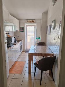 Kuchyň nebo kuchyňský kout v ubytování Flat on Roman Rooftop