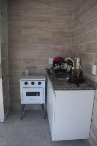 Η κουζίνα ή μικρή κουζίνα στο Kitnet em Jacarepaguá ROCK IN RIO