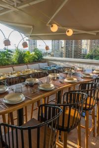 Restoran atau tempat lain untuk makan di The Shalimar Hotel, Kemps Corner