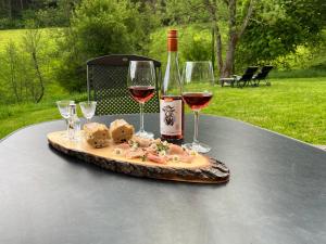a plate of food and glasses of wine on a table at Landhaus Ferienwohnung - Am Leinbach - stilvoll renoviertes Apartment 85m2 - Schwarzwald in Loßburg
