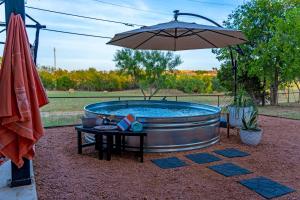 Bazén v ubytování Container Haus, Hot Tub, Cowboy Pool, Pet Friendly! nebo v jeho okolí