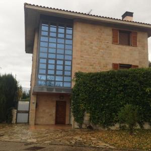 Edificio en el que se encuentra el hostal o pensión