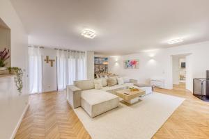 a living room with a couch and a table at Villa Familiale Piscine Jaccuzi Entre Disney et Paris in Rosny-sous-Bois