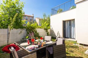 a table with food on it in a backyard at Villa Familiale Piscine Jaccuzi Entre Disney et Paris in Rosny-sous-Bois