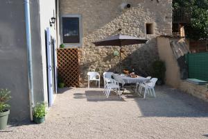 Patio nebo venkovní prostory v ubytování Les Vignes du Luberon
