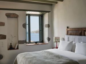 Postel nebo postele na pokoji v ubytování Patmos Eye Boutique Hotel & Villas + 37 fotografií