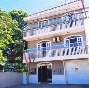 Un edificio con un balcón en el lateral. en Hotel Hospedagem Palhoça com piscina, en Palhoça