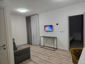 Televiisor ja/või meelelahutuskeskus majutusasutuses Albergo Al Gambero