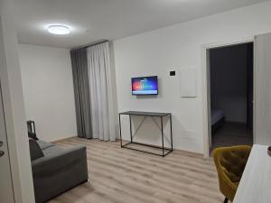 TV a/nebo společenská místnost v ubytování Albergo Al Gambero