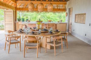 una sala da pranzo con tavolo e sedie in legno di Casa Miguana a San Agustinillo