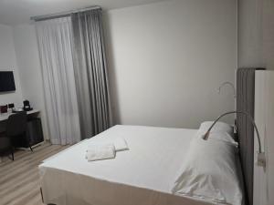 Voodi või voodid majutusasutuse Albergo Al Gambero toas