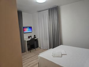 Televiisor ja/või meelelahutuskeskus majutusasutuses Albergo Al Gambero