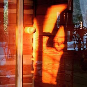 SremčicaにあるStone Spa Apartmanのポーチを歩いている人の影 +8枚の写真