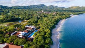 una vista aerea sulla costa di un resort di Roble Sabana 404 Luxury Apartment Adults Only - Reserva Conchal a Playa Conchal