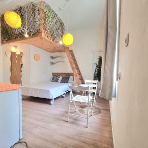 Private rooms near the beach center客房内的一张或多张床位