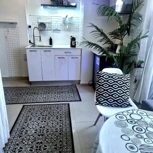 Private rooms near the beach center的厨房或小厨房
