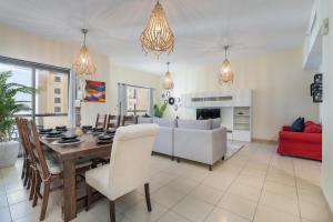 Fotografie z fotogalerie ubytování Huge Apartment Super close to the beach! v Dubaji