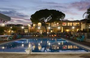 una grande piscina di fronte a un edificio di notte di loue mobilhome 3 chambres a Le Muy Altre 13 foto