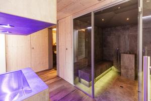 Koupelna v ubytování Roggenstock Lodge + 37 fotografií