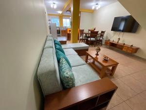 プヨにあるDepartamento Amazonia Ecuadorのソファとテレビのあるリビングルーム