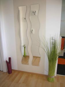 una camera con una parete decorata con un dipinto di alberi di Apartment Mödling a Mödling