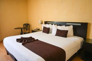 Postel nebo postele na pokoji v ubytování Hotel Santa Irene Guadalajara