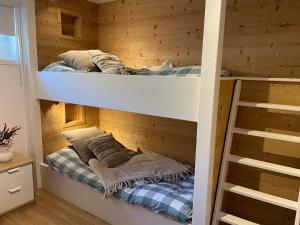 Postel nebo postele na pokoji v ubytování Central Morzine, Spacious 2 Bedroom Family Apartment