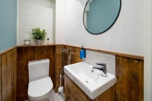 ein Badezimmer mit Toilette, Waschbecken und Spiegel in der Unterkunft Captain's Cottage - Central West Cowes - Spacious, entire 1-bed home in Cowes + 7 Fotos
