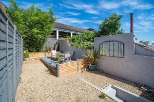 einen Hinterhof mit einem Zaun sowie einem Tisch und Stühlen in der Unterkunft Captain's Cottage - Central West Cowes - Spacious, entire 1-bed home in Cowes