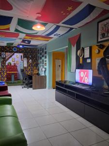 累西腓Pousada UFPE INN的一间商店柜台上配有电视的房间