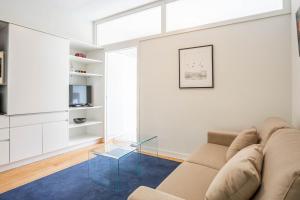 un salon avec un canapé et une table en verre dans l'établissement Home At Porto - Aliados Apartments, à Porto